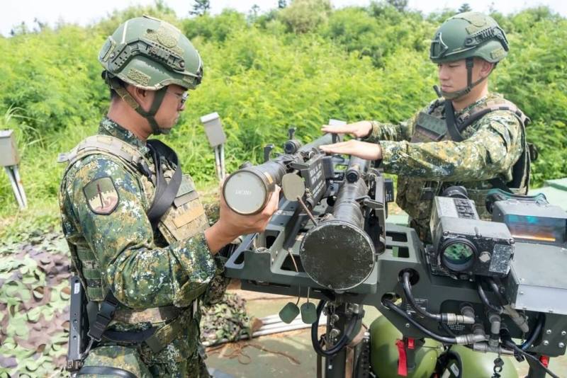 第一作戰區為強化部隊聯合作戰效能，13日起同步執行「聯合防禦操演」，官兵進行雙聯裝刺針飛彈裝填作業。（澎湖防衛部提供）
