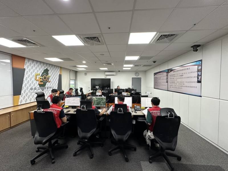 中央災害應變中心13日晚間表示，颱風巴威雖已遠離，為提升災區通訊韌性，國家通訊傳播委員會（NCC）已協調電信業者建立「災害漫遊」機制。（中央災害應變中心提供）