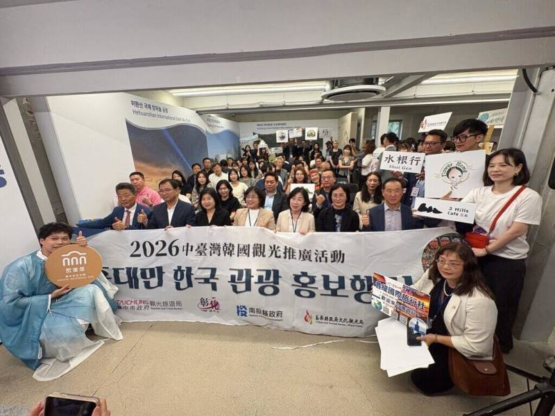 中彰投苗4縣市組聯合行銷團前往韓國首爾推廣觀光，南投縣府13日指出，南投有日月潭等知名景點以及茶、溫泉等文化，希望透過活動深化與韓國旅遊業界合作，提升南投在韓國能見度。（南投縣府提供）
