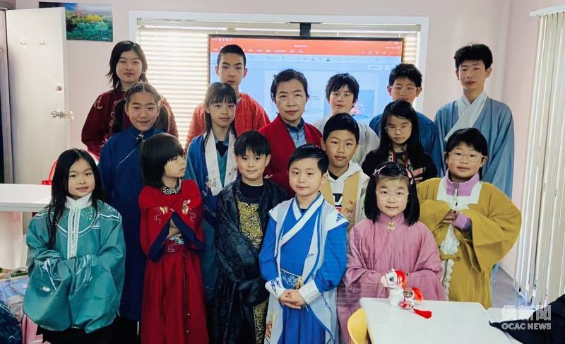 學員穿著漢服體驗古人衣著、待人接物的禮儀