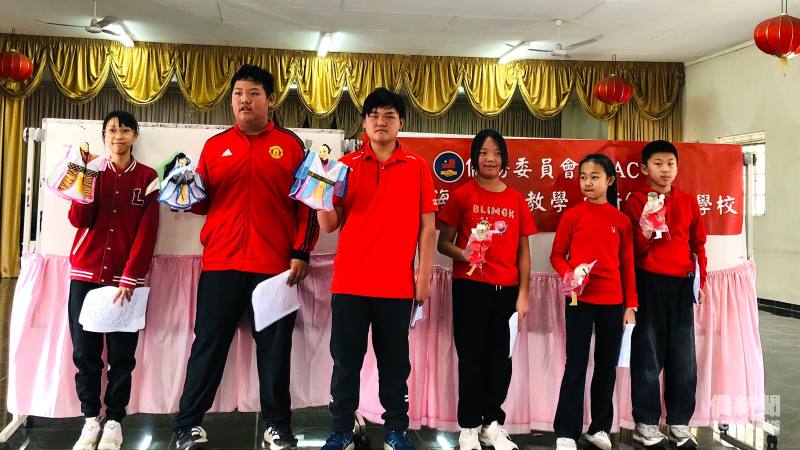 學員利用回收材料製作布袋戲偶，於成果展中精彩演出