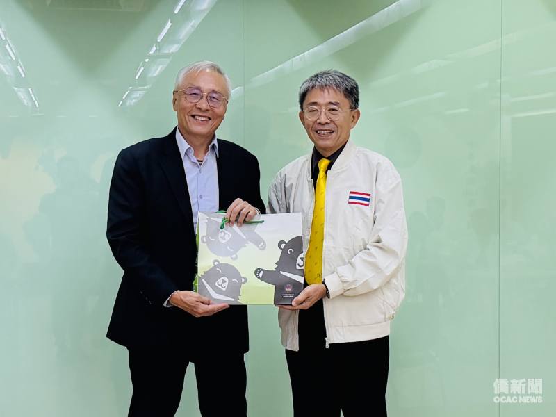 張良民致贈訪團紀念品給參訪團，由團長劉永榮代表接受