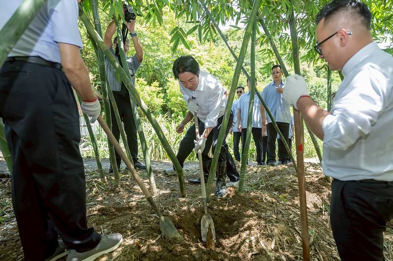 總統抵達後，由基隆市農會黃李欽理事長陪同前往竹筍園，親自體驗挖竹筍