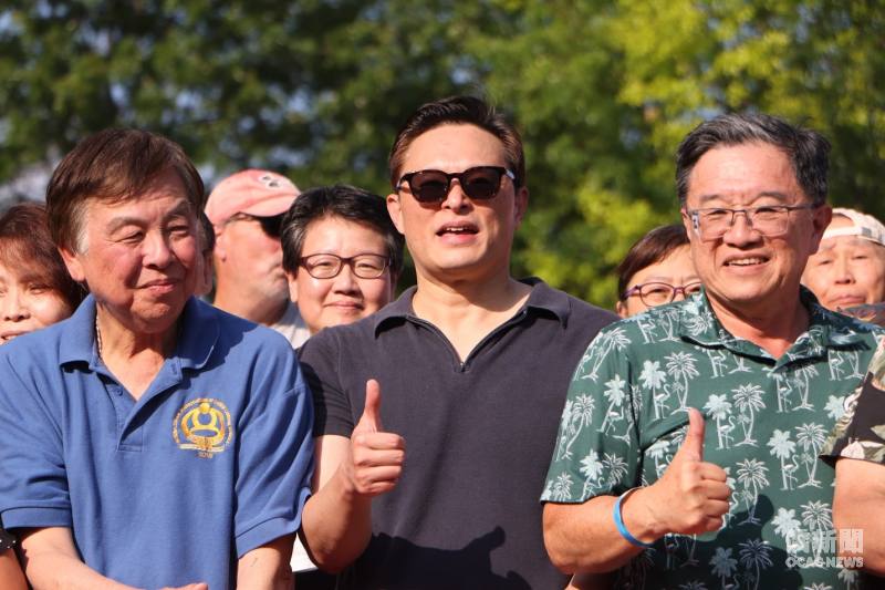 林志嘉(中)及僑務諮詢委員張正義(左)、僑務委員李延志(右)於活動現場合照