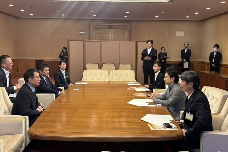 台南市政府15日發布新聞稿指出，台南市長黃偉哲（前左）13日拜會日本大阪市議會，就城市事宜交換意見。（台南市政府提供）