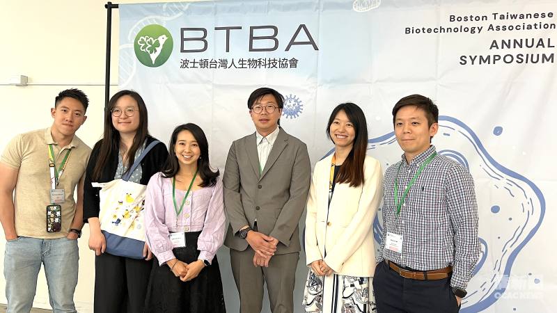 廖怡恩（右2）、楊志祥（右3）和本屆董事胡金儒、吳佩容、羅維中、蔡明儒合影。