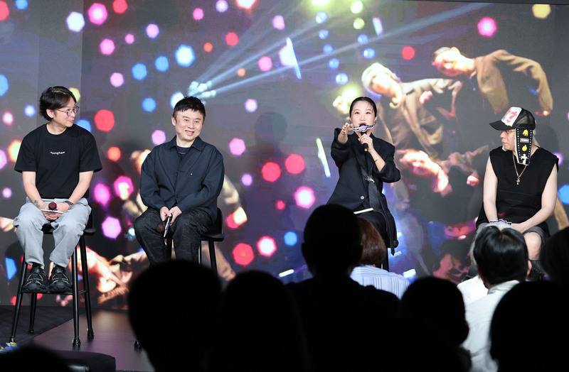 虛擬偶像選秀節目VPOP ASIA即將迎來首播，監製劉思銘（左2）、陳鎮川（左1）、主持人Lulu黃路梓茵（右2）與評審剃刀蔣（右1）14日出席記者會，說明台灣首部虛擬偶像選秀節目幕後製作的難度。