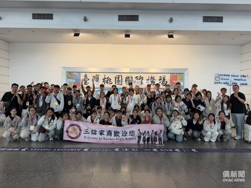 三信家商師長親赴桃園機場，熱烈歡迎首批來自越南南部的僑生抵臺（三信家商提供）