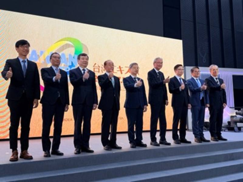 自左而右，經濟部產業發展署邱求慧署長(左1)、行政院馬永成政委(左2)、駐日代表處李逸洋大使(左3)、日本台灣交流協會谷崎泰明理事長(左4)、經濟部龔明鑫部長(左5)、日本台灣友好議員連盟古屋圭司會長(左6)、外貿協會黃志芳董事長(左7)、經濟部國際貿易署劉威亷署長(左8)、日本貿易振興機構高島大浩理事(左9)