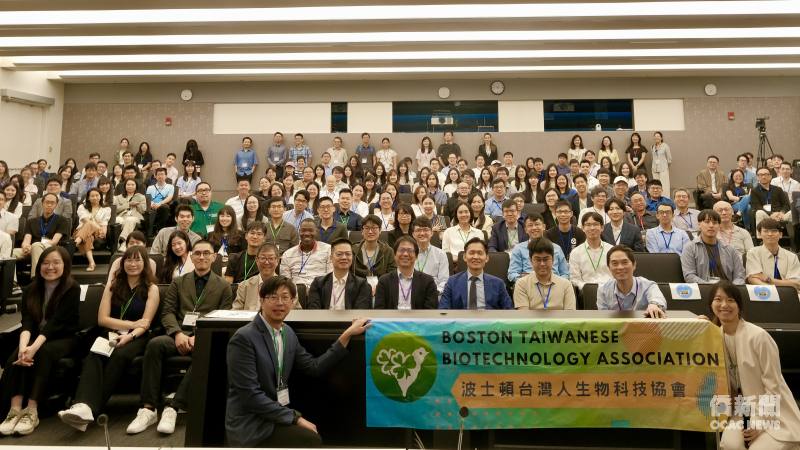 波士頓台灣人生物技術協會第14屆年會現場合影，包含駐波士頓辦事處處長廖朝宏（前左7），科技組組長蔡孟勳（前左6），波士頓文教中心主任康雅雄（前左5）等貴賓均出席與會。