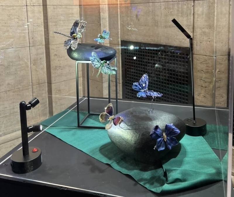 台灣珠寶藝術家陳智權近日在舊金山亞洲藝術博物館展出「永恆花園」系列部分作品，及蜻蜓、蝴蝶等純鈦藝術珠寶作品。（陳智權提供）