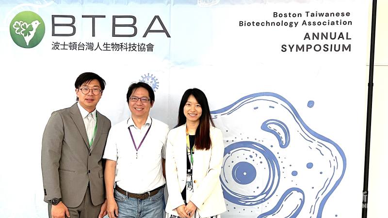 蔡孟勳（中）嘉許波士頓台灣人生物技術協會會長楊志祥（左）和廖怡恩（右）。