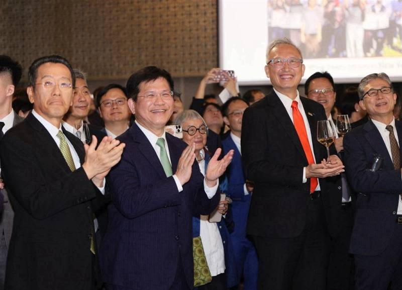 法國國慶酒會14日晚間舉行，國防部長顧立雄（前排左1）、外交部長林佳龍（前排左2）以及外交部政次吳志中（前排左3）與會。 （外交部提供）