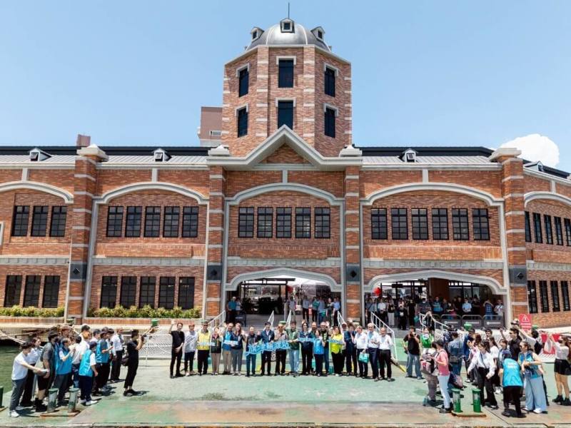 高雄市旗津輪渡站完成整體整修工程，15日舉行揭幕典禮。高雄市政府也將推出一系列行銷旗津的活動，也希望藉由旗津輪渡站重新開幕，迎來更多觀光人潮。（高雄市交通局提供）