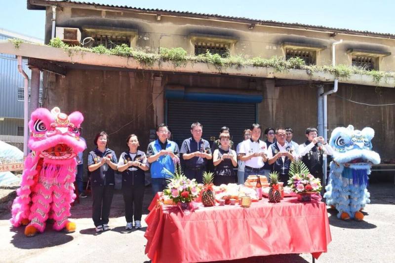 苗栗縣歷史建築「原台灣省糧食局後龍1號糧倉」修復再利用工程15日開工，縣長鍾東錦（左4）出席參香祈福，期許工程順利完工。（苗栗縣政府提供）