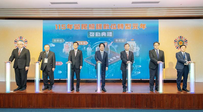 總統與現場貴賓一同進行啟動儀式