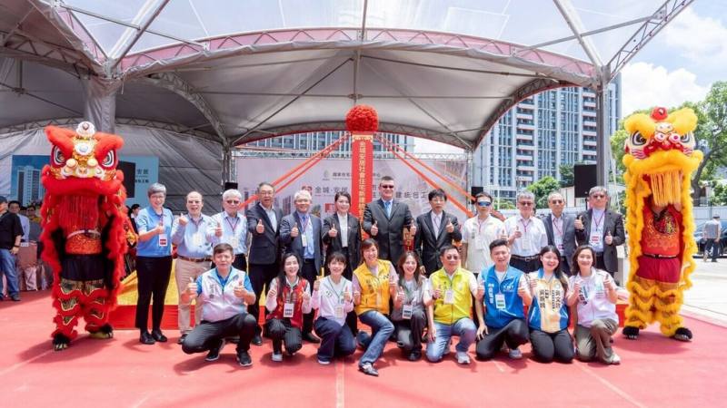 新竹市政府與國家住宅及都市更新中心推動「金城安居」社會住宅，16日舉行動土典禮，內政部政務次長馬士元（後右6）、新竹市長高虹安（後左6）、住都中心董事長花敬群（後左5）等人出席。（新竹市政府提供）