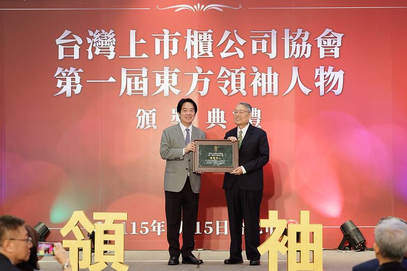 總統親頒首屆「東方領袖人物」獎　肯定施振榮董事長奠定臺灣科技產業深遠基礎