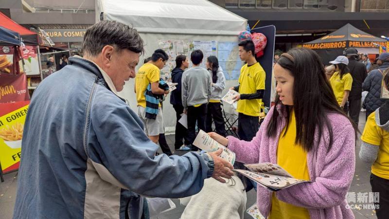 FASCA學員發傳單並與民眾講解活動內容