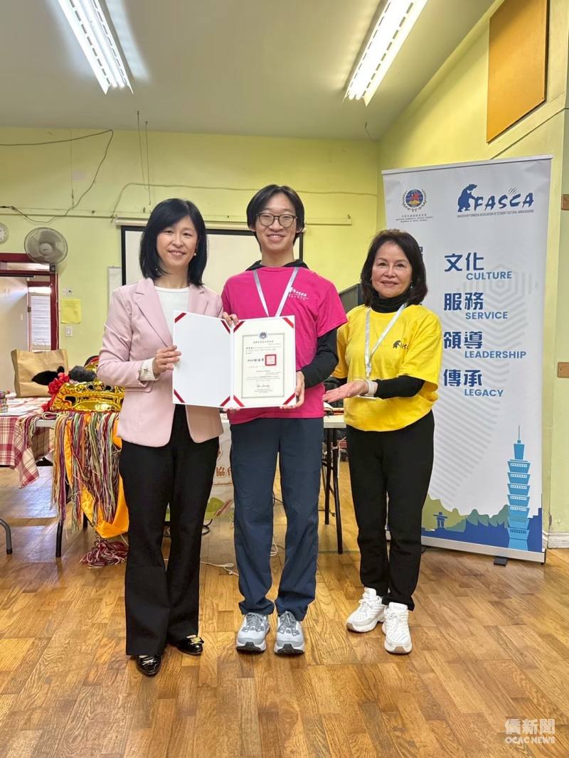海外青年⽂化⼤使（FASCA）溫哥華分會學員吳昱廷(中)領取志工服務時數證明獎狀