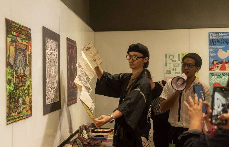 台灣唱片裝幀設計展11至19日於泰國伊善創意節展出，主辦單位向當地媒體介紹展覽內容及台灣唱片裝幀設計特色。（NPCC提供）