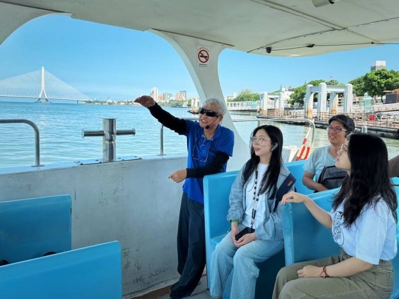 新北市立十三行博物館推出「綠遊雙岸」低碳走讀，全程以渡輪、單車及全電動接駁，沿途盡覽淡江大橋風景，首場7月30日啟航。（十三行博物館提供）