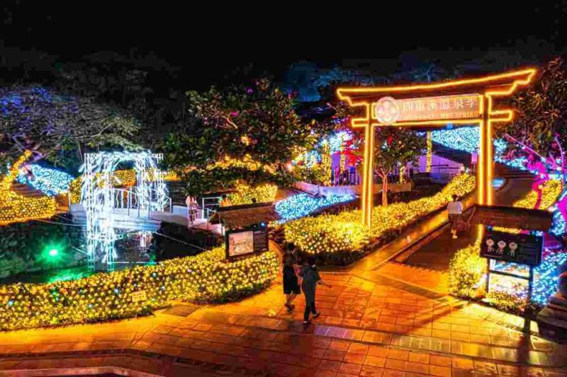 屏東縣政府舉辦的四重溪溫泉季活動，以溫泉意象為靈感，將夜間光影轉化為具象的空間體驗，獲2026英國IAA倫敦設計獎展覽與活動類金獎肯定。（屏東縣政府提供）