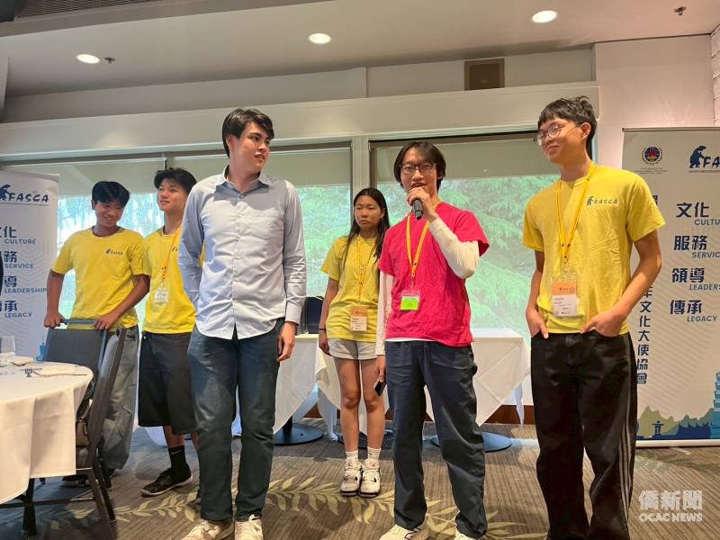 吳昱廷(右2)參與2026年FASCA溫哥華分會與林口康橋國際高中的交流座談會