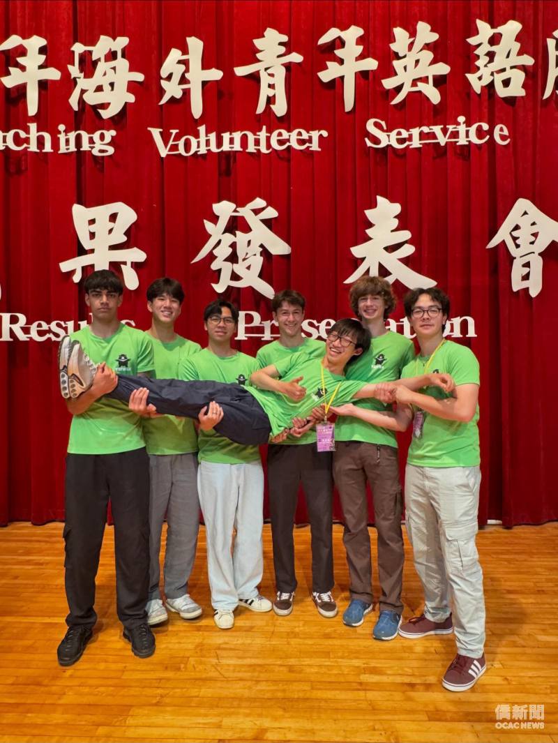 吳昱廷(中)返臺參加僑務委員會海外青年英語服務營
