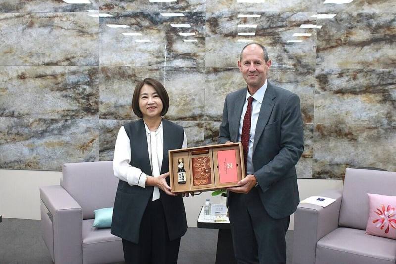 歐洲經貿辦事處長谷力哲（Lutz Güllner）（右）15日拜會屏東縣長周春米（左），雙方交流文化、產業及農業等議題，並互贈紀念品。（屏東縣政府提供）