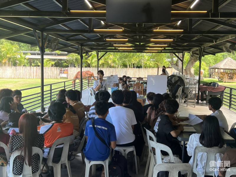 來自國立暨南國際大學公共行政與政策學系的青年志工團遠赴菲律賓支援「華語學習營」，以活潑互動的方式教授菲律賓學生華語.