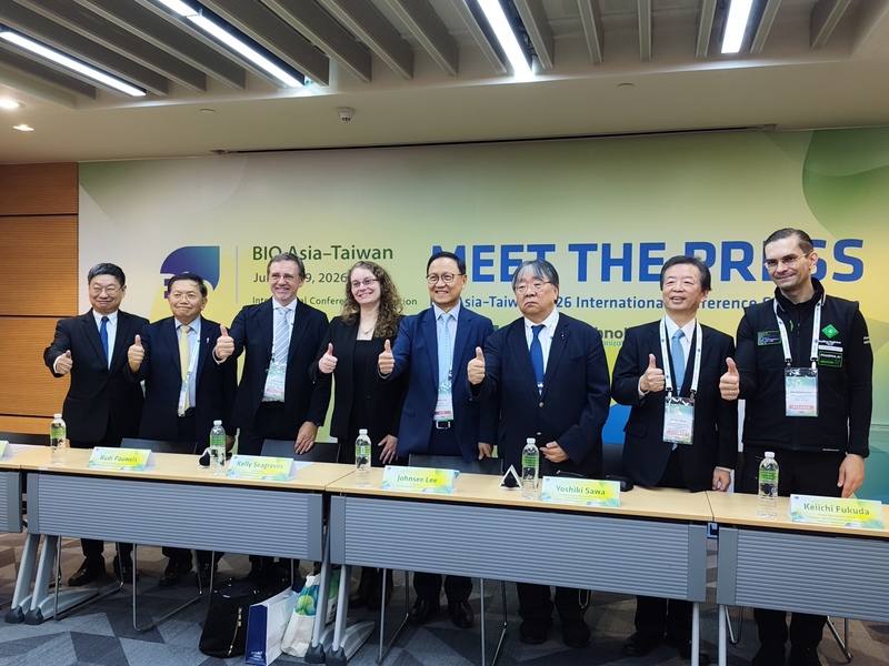 2026亞洲生技大會15日舉行媒體座談會，亞洲生技大會主席李鍾熙（右4）、台灣生物產業發展協會理事長劉理成（左2）、日本心臟再生醫療權威澤芳樹（右3）、英矽智能創辦人亞歷克斯（右1）等人出席。