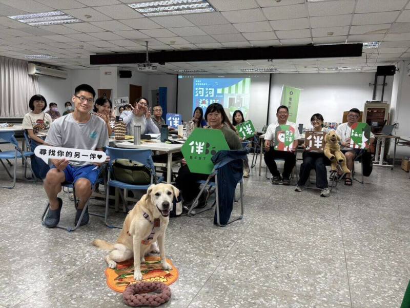 高雄市動物保護處開辦「樂陪暖心陪伴教案設計工作坊」，首度將「流浪動物困境」與「高齡長照、兒少福祉」結合，提出具「動物處方箋」概念的跨域創新計畫，盼激盪出不一樣的火花。（高雄市動保處提供）
