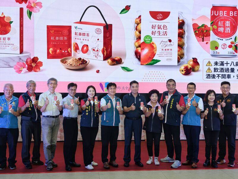 苗栗縣公館鄉農會18日將舉辦「2026公館紅棗節」系列活動，縣長鍾東錦（右6）15日出席宣傳記者會，除，邀民眾到公館一遊，也指出紅棗產期遇颱風災情，將加碼補助棗農雇工儘速清除裂果、減少損失。