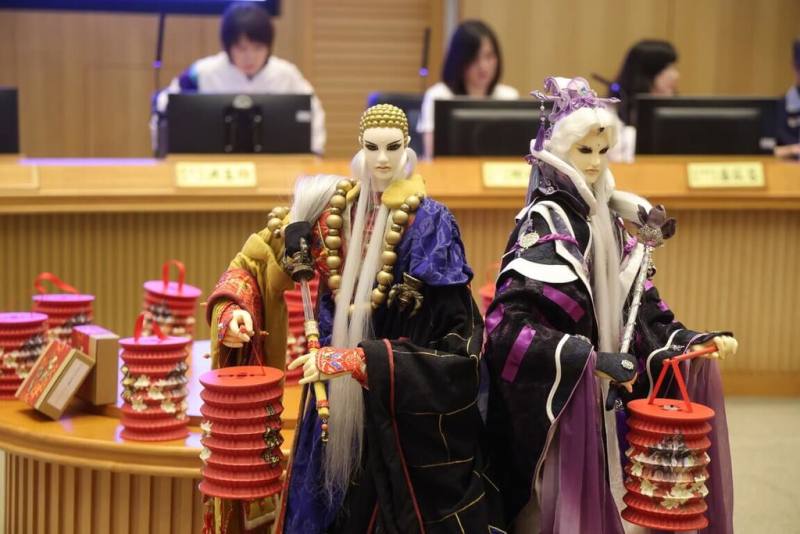新北市政府16日表示，「2026九份紅燈籠祭」18日起至8月17日登場，攜手台灣經典IP「霹靂布袋戲」，打造山城景觀沉浸式氛圍。圖為觀旅局在市政會議上，布置霹靂布袋戲戲偶宣傳。（新北市府新聞局提供）