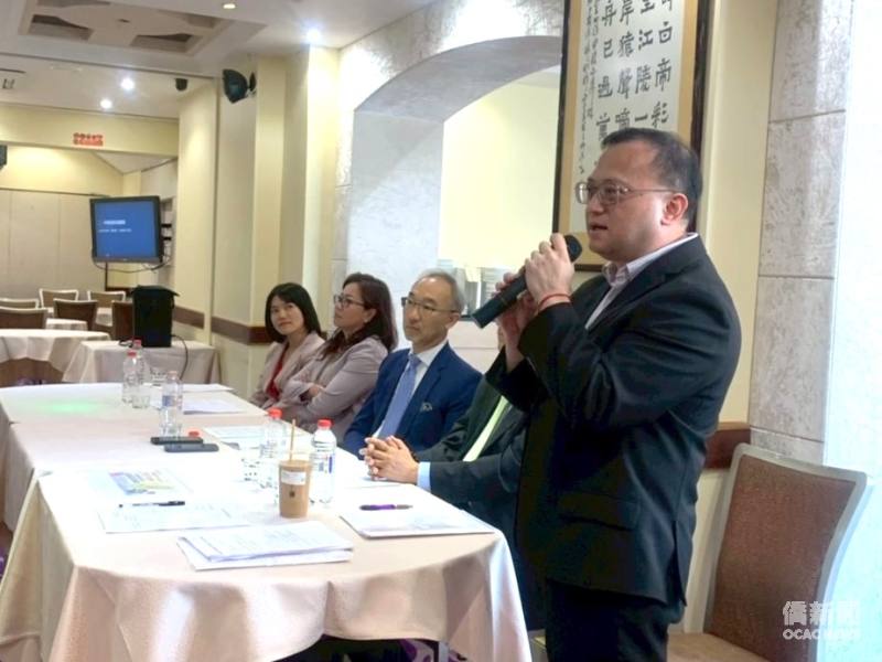僑務組組長葉帝余於會中說明「建構韌性僑社，守護民主臺灣」中心議題，引導與會僑界代表就資訊識讀、急難救助及僑社緊急應變等面向交換意見。