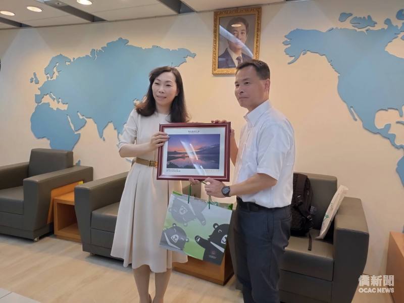 僑教處簡任視察楊慧萍致贈紀念品予橫濱中華學院學務主任陳志文