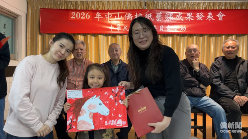徐念漁(左)與僑務秘書吳婉郡(右)頒贈獎品鼓勵學生(中)。