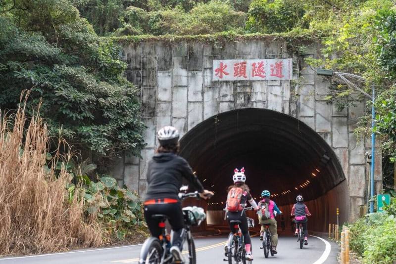日月潭國家風景區管理處8月起至10月共推出5條自行車領騎導覽遊程路線，探訪頭社活盆地、中興新村、埔里、日月潭等，藉專業領騎讓遊客看見隱藏版日月潭。（日月潭國家風景區管理處提供）