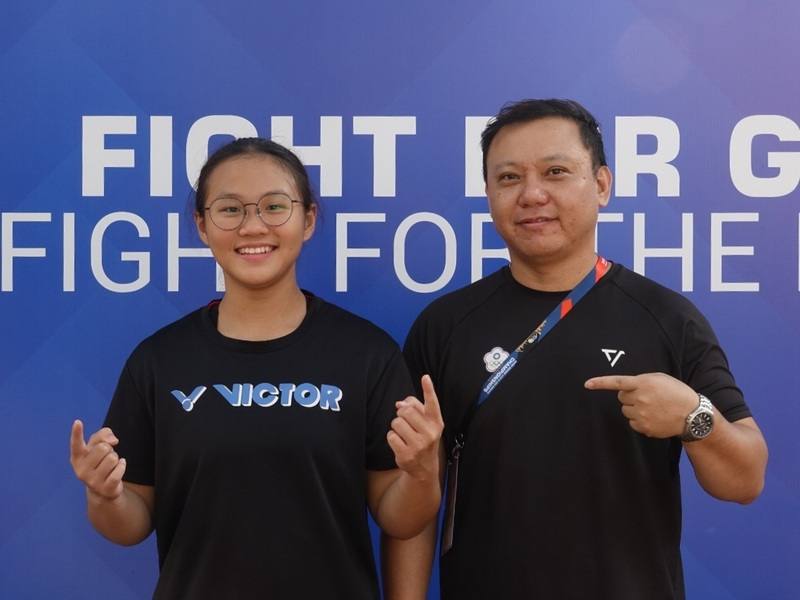 台灣U19女子65公斤級選手翁語瞳（左）在亞洲U19暨U23拳擊錦標賽首度闖進國際賽決賽，並獲得銀牌，教練王源祥（右）表示，代表隊整體表現超出預期。