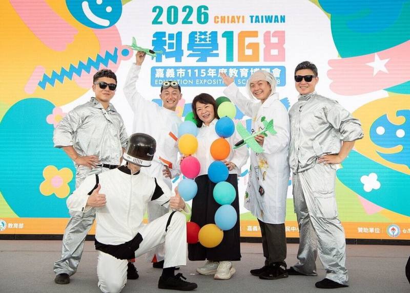 嘉義市科學168教育博覽會17日由市長黃敏惠（右3）宣布開幕，5天活動在興嘉國小及民生國中展開，規劃6大主軸、14項系列活動，歡迎孩童把握暑假期間參觀。（嘉義市政府提供）