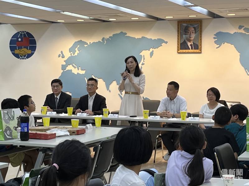 僑教處簡任視察楊慧萍致詞歡迎橫濱中華學院師生來訪