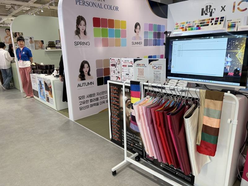 由韓國文化體育觀光部與韓國觀光公社主辦的2026 Korea Beauty Festival正在首爾HiKR Ground舉行，近期外國人對K-beauty的喜愛除了化妝品，色彩診斷等體驗服務更是形成龐大市場。