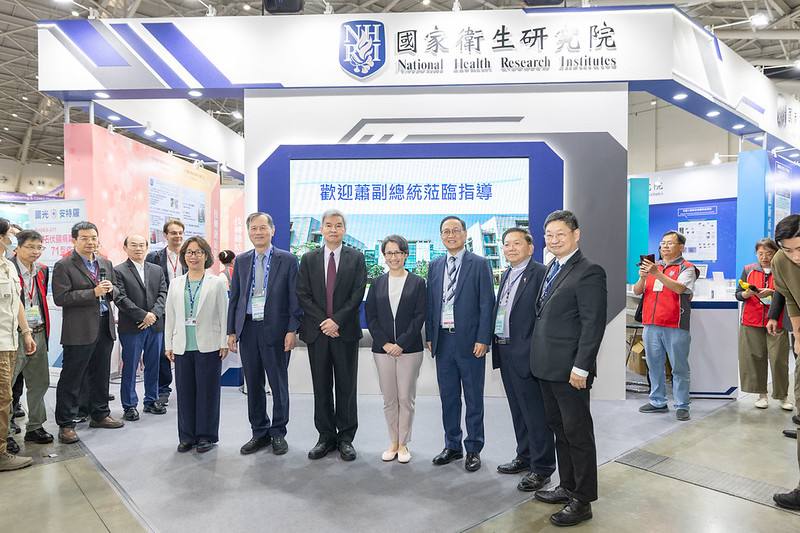 副總統抵達後，分別前往國家衛生研究院、衛福部、中國醫藥大學、經濟部產業技術司及產業發展署、中研院生醫轉譯研究中心、臺北醫學大學、國科會等單位攤位參觀