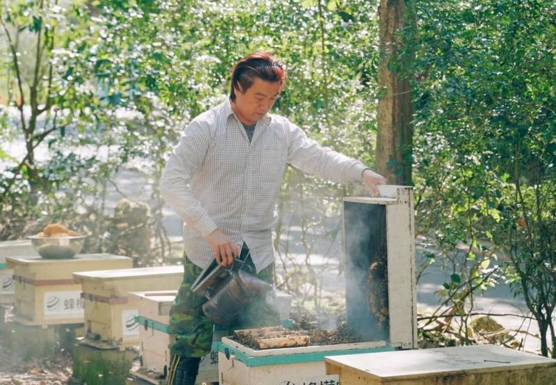 新北市三峽區蜂農陳冠樺（圖）以科技升級產業，推動食農教育與融合傳統農業成果，獲選農業部115年度第8屆百大青農。（新北市府農業局提供）