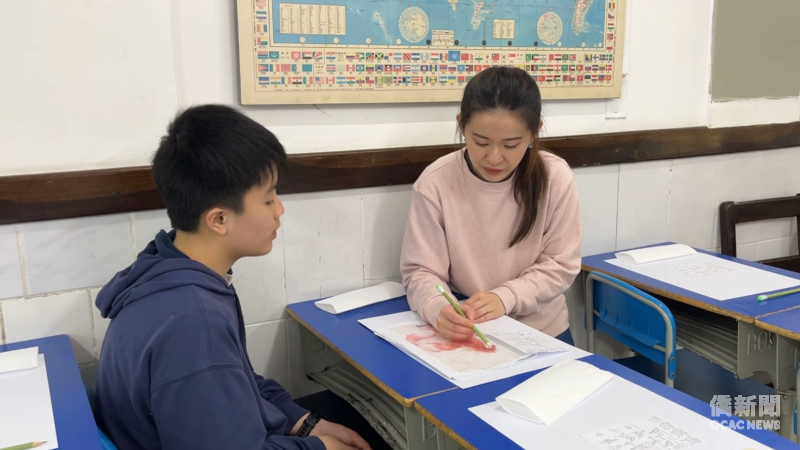 僑務委員會文化種子教師徐念漁向高年級學生解釋馬的身體構造。