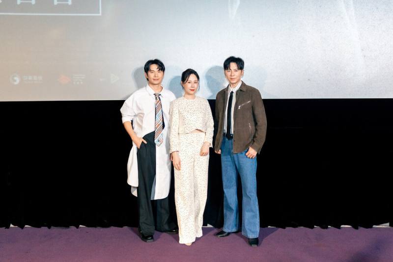 影集「成名在望」開播記者會16日舉行，演員姚淳耀（左起）、蔡亘晏（爆花）、李國毅在劇中是高中死黨，一場綁架案將改變他們命運。（瀚草影視提供）