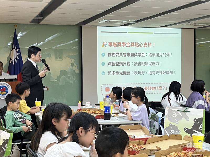 僑生處專員梁崇偉介紹僑生獎學金