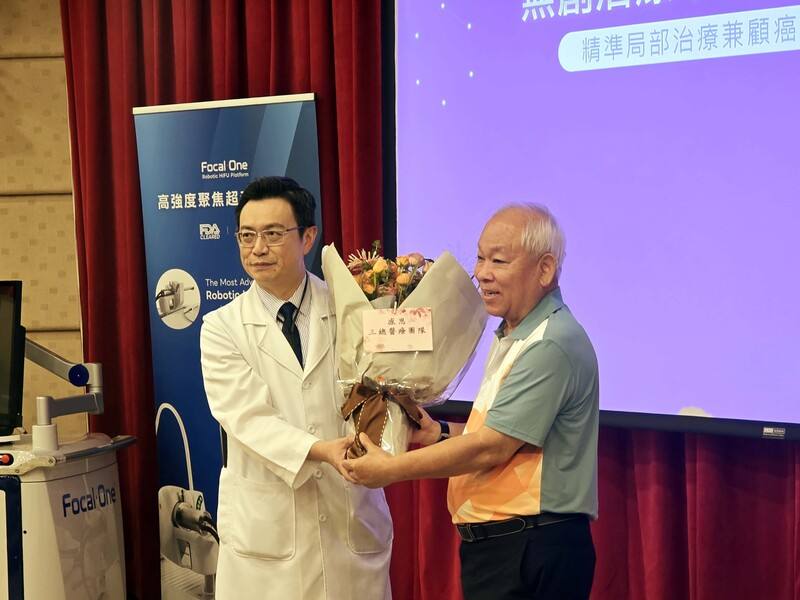 三軍總醫院泌尿科醫療團隊以無創高強度聚焦超音波，精準聚焦病灶消融治療，讓確診早期攝護腺癌患者70歲郭先生重獲新生。