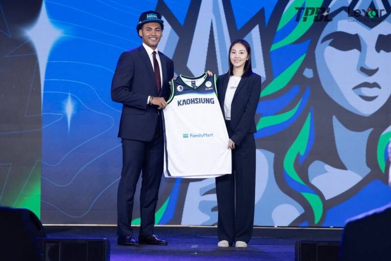 台灣職業籃球大聯盟（TPBL）16日舉行2026新人選秀會，握有首輪第1順位選秀權的高雄全家海神挑走現年23歲、畢業於美國康乃爾大學的賀丹（Adam Hinton）（左）成為選秀狀元。（TPBL提供）